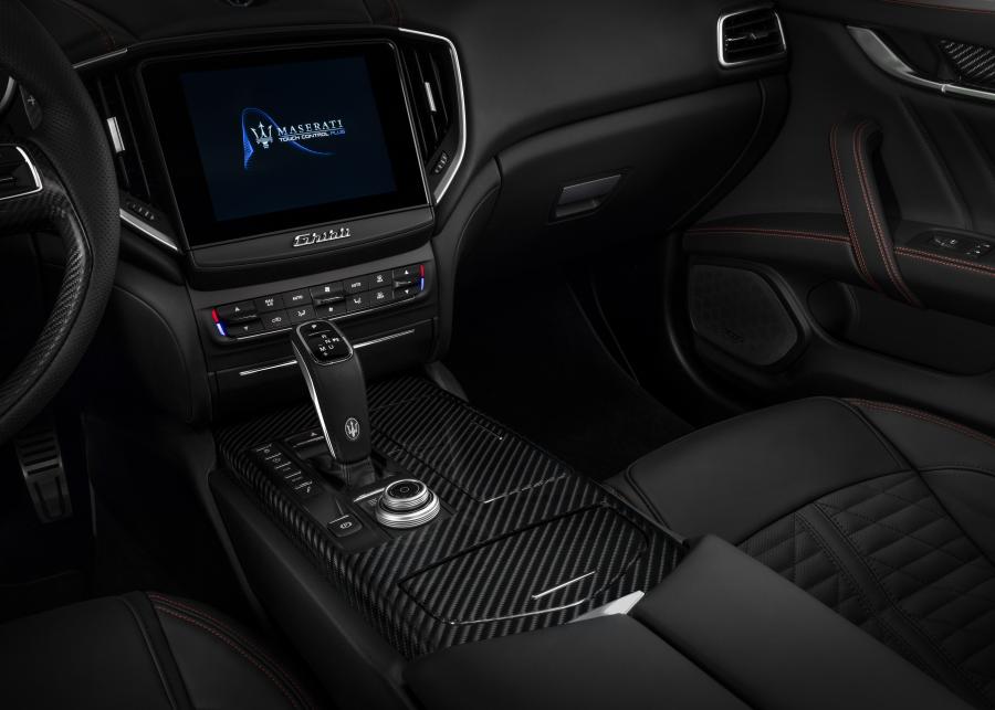 Детали интерьера Maserati Ghibli S Q4 GranSport 2017 года  (фото 39 из 48)